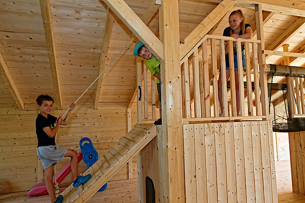 Kletterturm in der Spielscheune